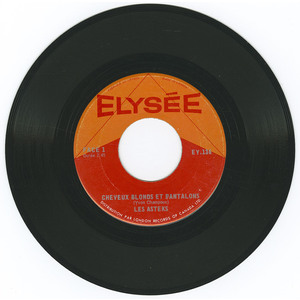 Cheveux blonds et pantalons b/w Hélène